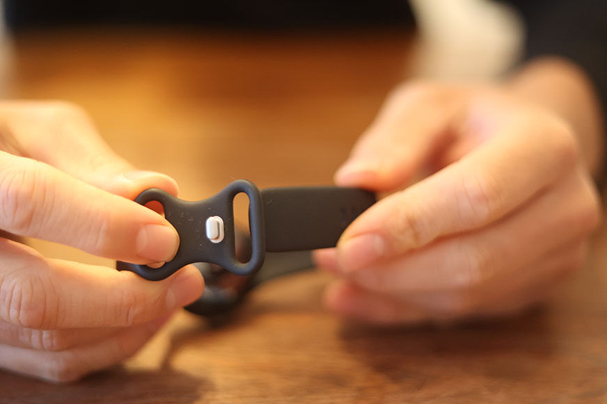 Man sieht das Armband der Google Pixel Watch.